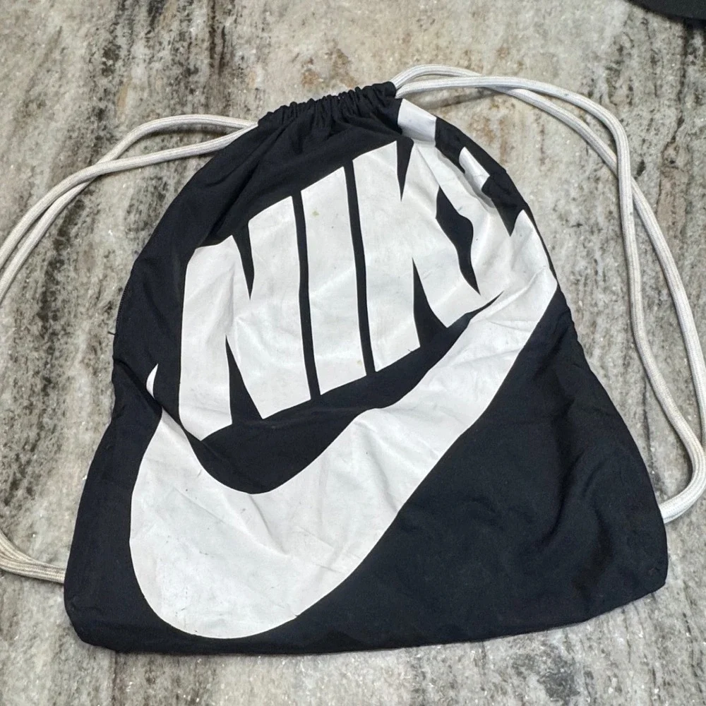 Nike Drawstring Bag Unisex Black White Logo Blokcore Sporty Gym Sackpack
